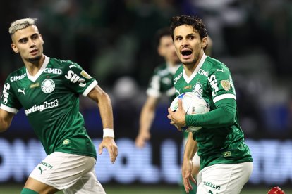 Raphael Veiga (d) fue clave para sellar la goleada y clasificación de Palmeiras.