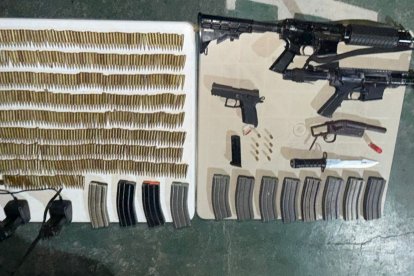 Fusiles y municiones fueron encontradas en el poder de los dos detenidos, por lo que fueron decomisadas.