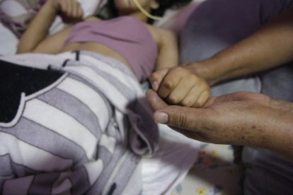 La pequeña Kenya se encuentra postrada en cama.