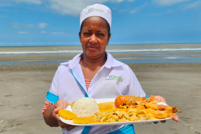 Flor Nazareno, del restaurante Don Naza, muestra el plato insigne, La pasión de Paufí.
