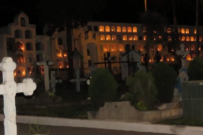 En vísperas del Día de los Difuntos, encienden velas en cada una de las tumbas.


ag - periodista
ag - granasa