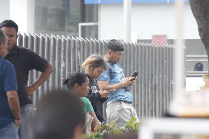Familiares esperaban los restos de Flores en la morgue.