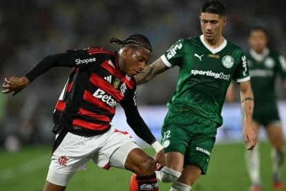 Gonzalo Plata (i) con la camiseta de Flamengo ya sabe lo que es ganarle a Palmeiras esta temporada.