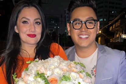 En nombre del equipo de Hackers, Lazito se disculpó por el mal rato y le entregó un ramo de flores.