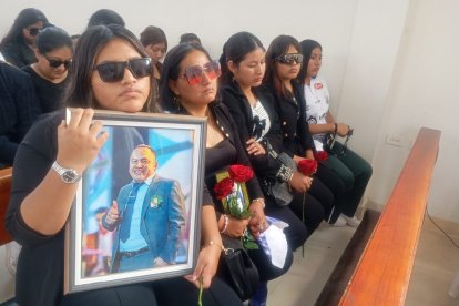 A su sepelio acudieron gremios de transportistas, pescadores, artistas, empresarios, comuneros y estudiantes.