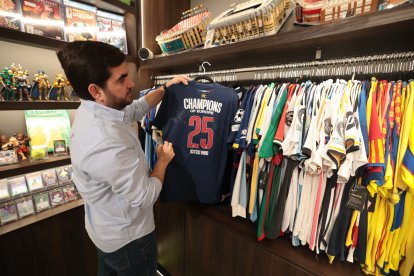 La colección reúne más de 200 camisetas históricas del futbol nacional e internacional.