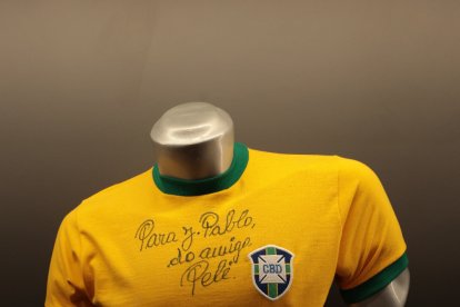 Béjar exhibe la camiseta réplica que Pelé utilizó en el Mundial de Chile 1962. El astro brasileño le dedicó un “Hola J. Pablo, con cariño, Pelé” en el pecho de la casaca.