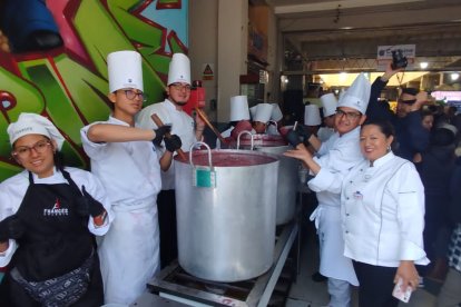 En el Mercado Central de Ambato se repartieron más de 2.000 vasos de colada morada a los visitantes.