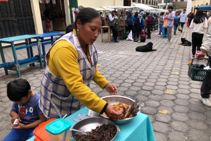 En Latacunga, aprovechan el feriado del día de los difuntos.