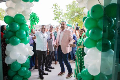 El alcalde Vicko Villacís fue el encargado de cortar la cinta durante la inauguración del nuevo edificio municipal.