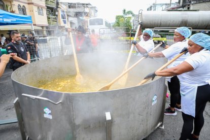 Decenas de mujeres participaron en la preparación de este plato típico de la cocona esmeraldeña.