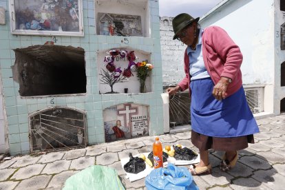 En este cementerio es tradición llevar alimentos como ofrendas.