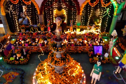 Figuras de calaveras de estrellas del fútbol mundial formaron parte del altar.