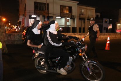 En Guayaquil está prohibido que dos hombres circulen a bordo de una motocicleta.