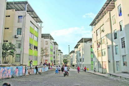 Jóvenes mantienen aterrorizada a Socio Vivienda, y sus relaciones sentimentales convierten a sus parejas en blancos