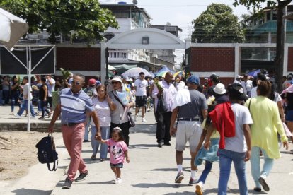 Miles de guayaquileños llegaron hasta el cementerio general.