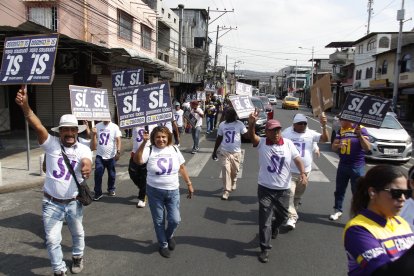 Un pequeño grupo de simpatizantes del Gobierno recorrió el suburbio guayaquileño.