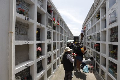 Visitantes del cementerio arreglaron las tumbas de sus familiares.