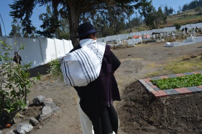 Luis Masaquiza acudió al cementerio de Salasaka y llevaba su cucayo para compartir en la tumba de su hijo.