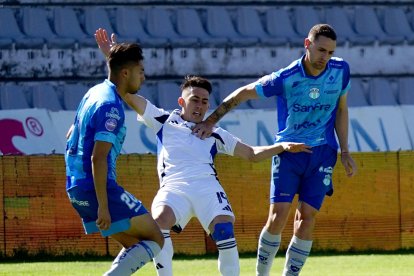 Juan Pablo Ruiz (centro) es arrinconado por la férrea marca de Mateo Viera (izq.) y Nahuel Arena.