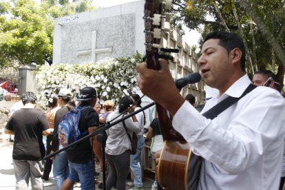 Los ‘lagarteros’ tuvieron trabajo. Los ciudadanos llevaron serenata a sus familiares fallecidos.