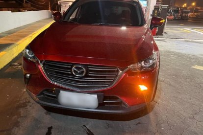 El vehículo del implicado quedó dentro de la estación de servicio en Tambillo.