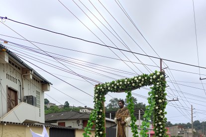 Al ritmo de marimbas y con el murmullo del mar como testigo, llevaron la imagen de San Martín por las calles de Los Almendros.