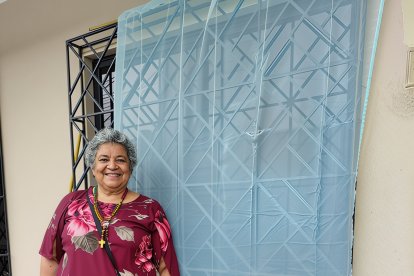 Con pequeños altares en el exterior de sus casas honran y celebrar a San Martín de Porres.