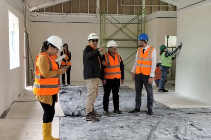 El presidente parroquial Gustavo Morales recorre la obra junto al portavoz de los Testigos de Jehová, Nicolás Coutavas.