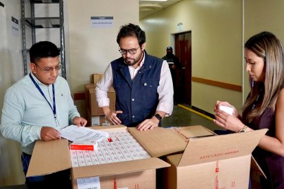 El presidente del Consejo Directivo del IESS, Édgar Lama, mientras participa en una entrega de fármacos.