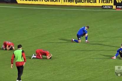 Minuto 40 se paralizó el partido comunicaban que el entrenador había fallecido.