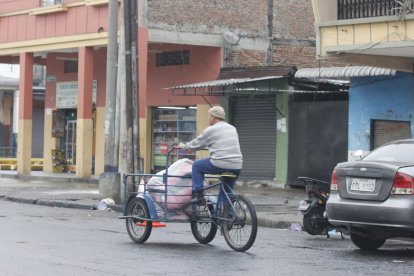 La Policía logró que el conductor de la camioneta detenga su marcha.