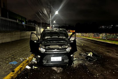 El vehículo fue uno de uso particular, pequeño. Así quedó la parte frontal.