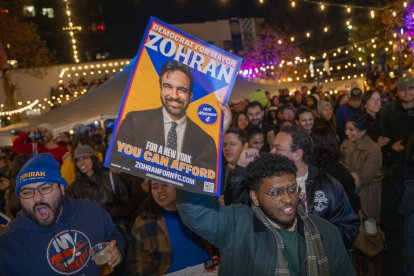 Simpatizantes de Zohran Mamdani tras su victoria en la alcaldía neoyorquina.