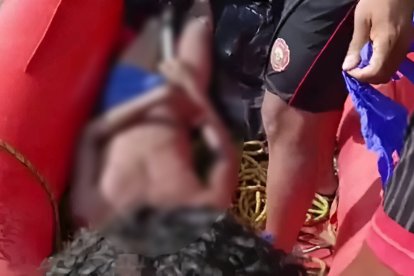 Miembros del Cuerpo de Bomberos de Esmeraldas realizaron el rescate del cuerpo después de una intensa búsqueda.