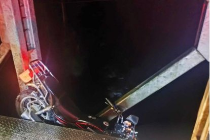 La moto en la que se movilizaba la víctima junto a una acompañante quedó a un costado del puente del que cayó la víctima.