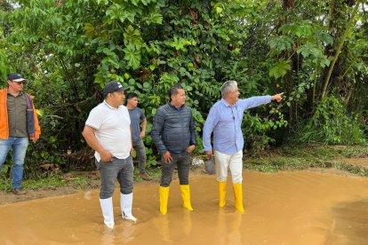 El Pangui amaneció entre lodo y desesperación. Las familias intentan recuperarse tras el aguacero que inundó sus viviendas y puso a prueba la respuesta de las autoridades.