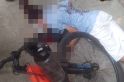Así quedó uno de los asesinados que se movilizaba en una bicicleta antes de ser atacado.