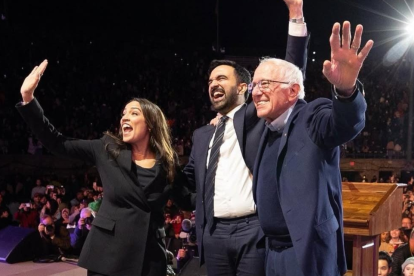 Zohran Mamdani junto a Alexandria Ocasio‑Cortez y Bernie Sanders.