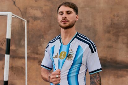 Alexis Mac Allister fue uno de los elegidos para posar con la nueva camiseta albiceleste.