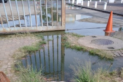 Una alcantarilla colapsada refleja el deterioro del sistema sanitario del hospital.