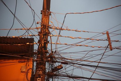 Vecinos señalan que el incendio podría haberse originado por el contacto constante de los cables eléctricos con los techos de las viviendas.