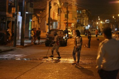 Los vecinos decidieron limpiar las zonas en las que cayeron las víctimas.