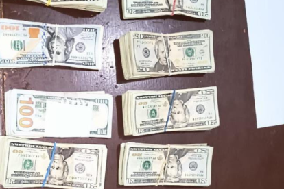 Los militares decomisaron más de 300 celulares, dinero y otros artículos electrónicos en Celica, Loja.