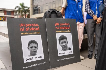 Fotografía de archivo que muestra carteles con la imagen de menores detenidos de forma irregular en Guayaquil y hallados días después asesinados.