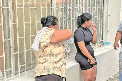 Madres y hermanas de los acribillados los esperaron en los exteriores de la morgue.