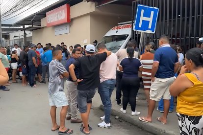 Amigos y familiares se agolparon en los exteriores de la casa de salud para conocer el estado del comerciante baleado.