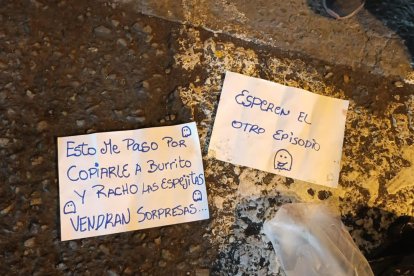 Los mensajes que dejaron los verdugos de la mujer.