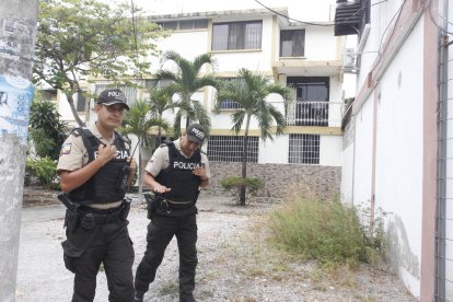 Agentes policiales mientras custodiaban el condominio de Sauces 9, escenario del crimen que conmocionó a la ciudad.