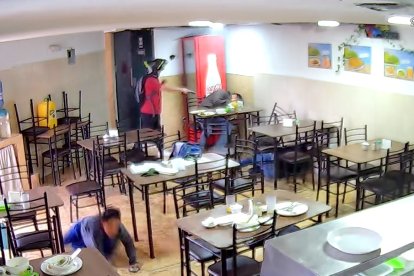 El infante se lanzó al piso para evitar ser alcanzado por los disparos.